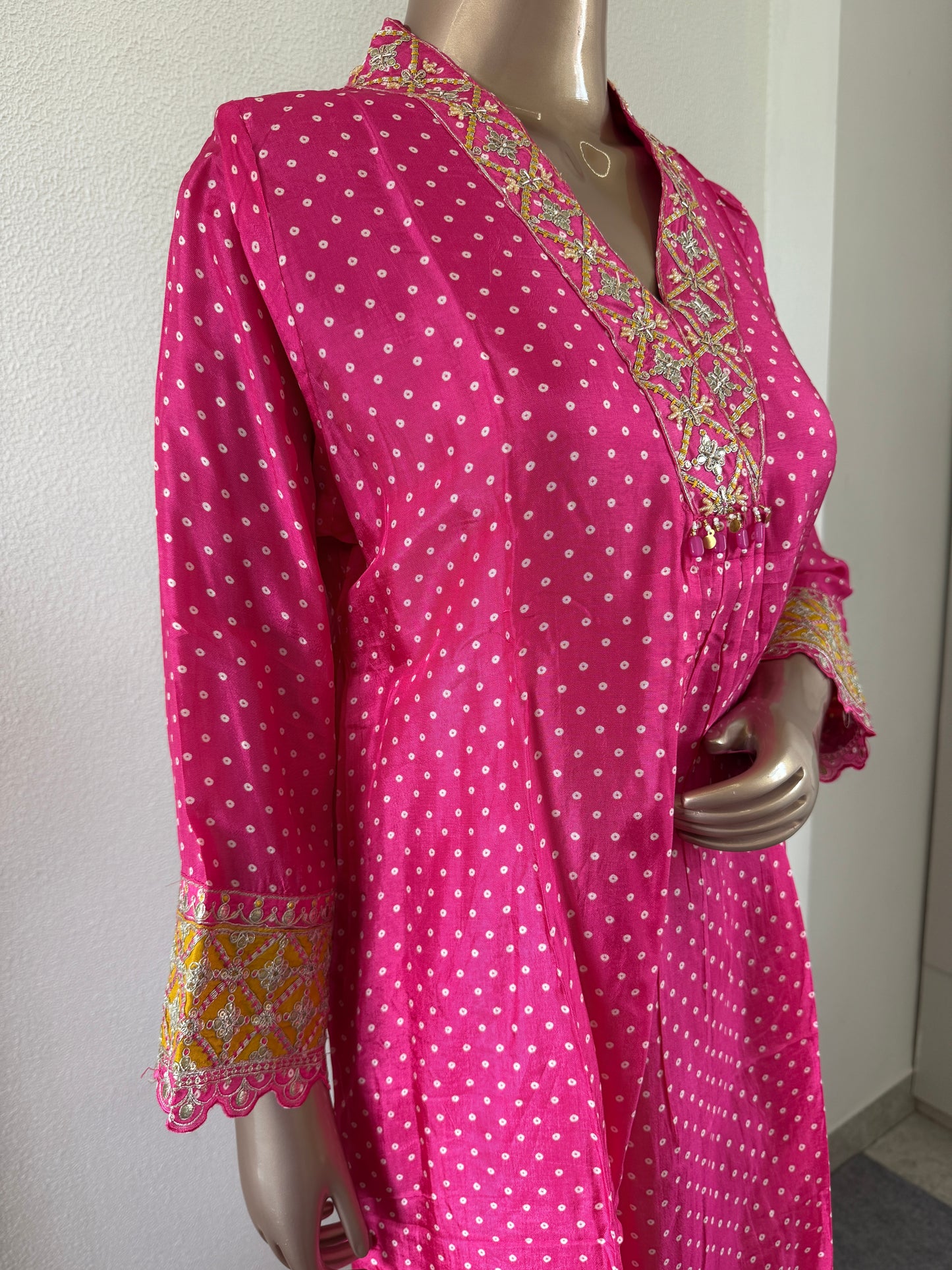 Bandhani Print Suit with Organza Dupatta - Pink