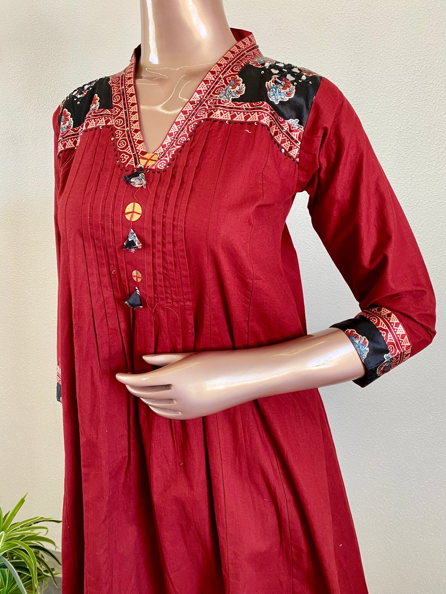 V-Neck Gamthi Work Suit Set with Mul Cotton Dupatta