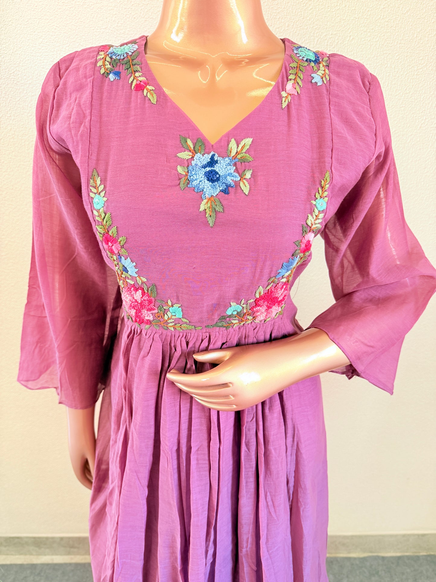 Mul chanderi suit set with Thread work