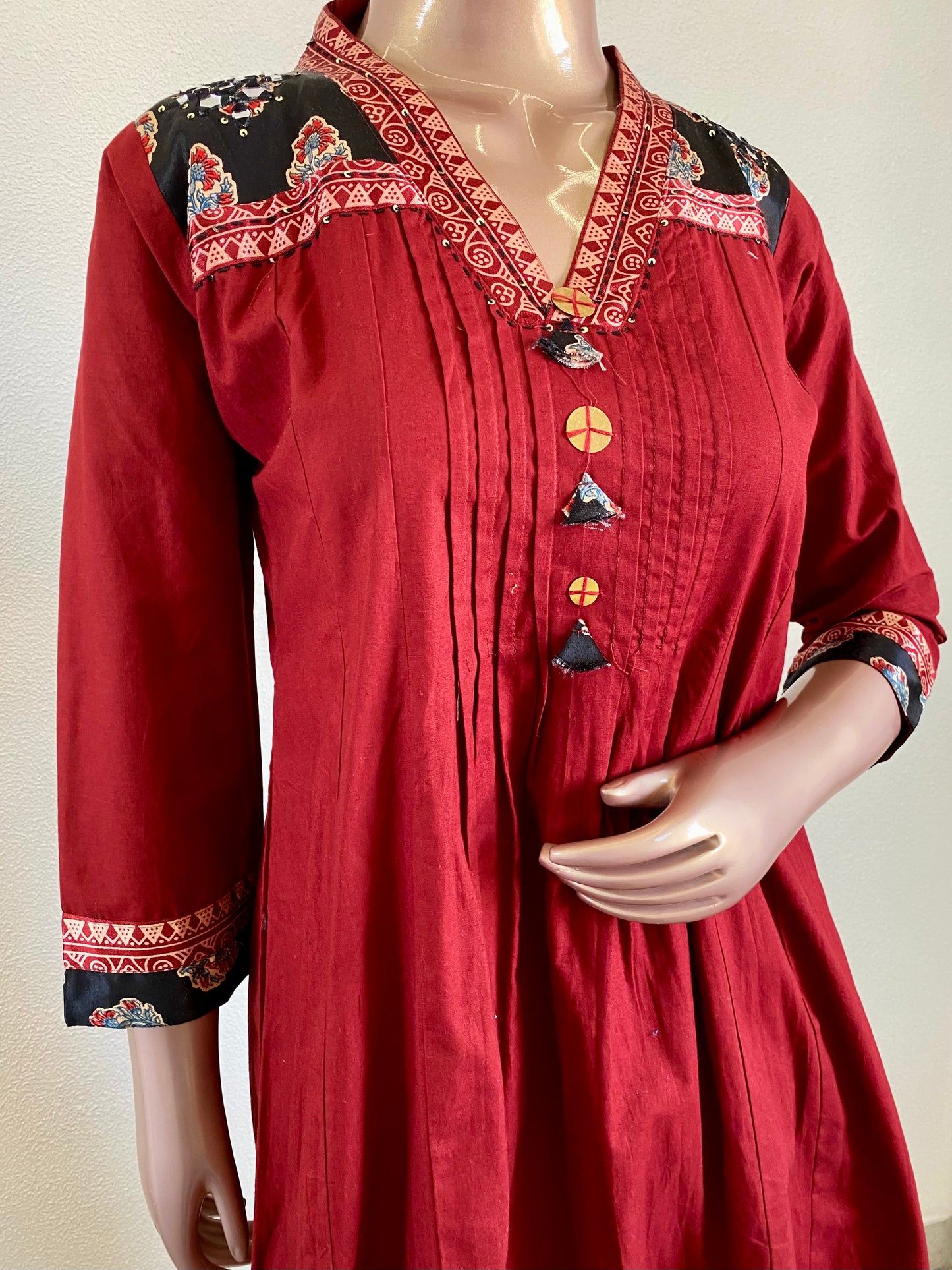 V-Neck Gamthi Work Suit Set with Mul Cotton Dupatta