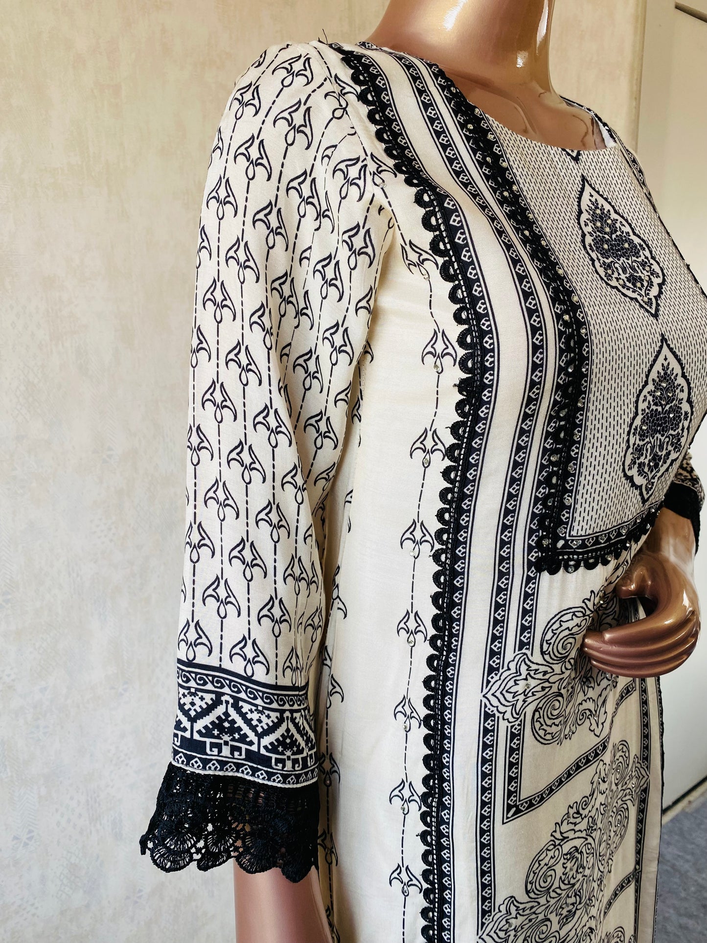 Pure Muslin Lace Work Karachi Suit Set