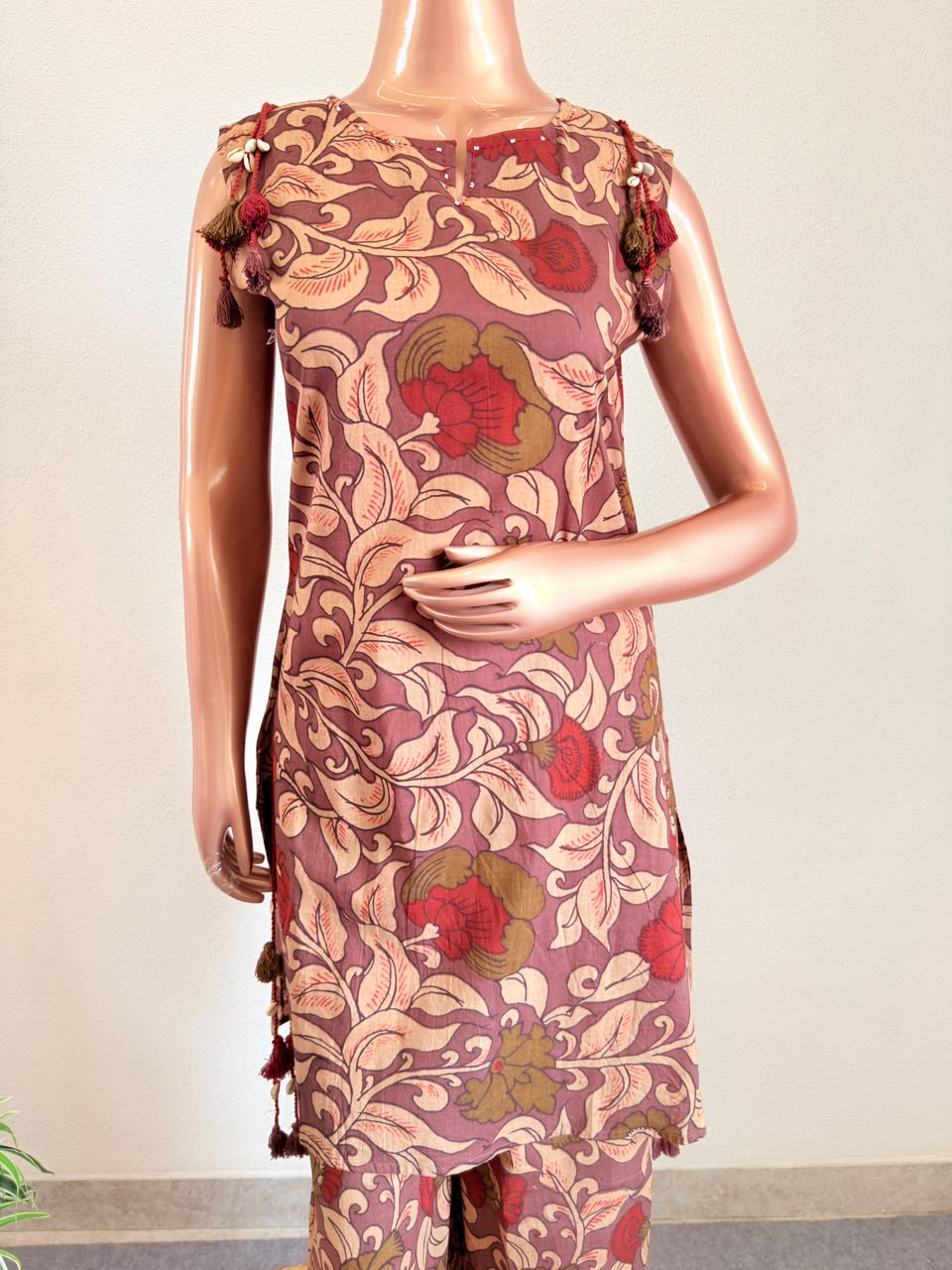 Kalamkari Print Sleeveless Kurta Set with Cowrie Tassels & Dupatta (Extra Sleeves Given)