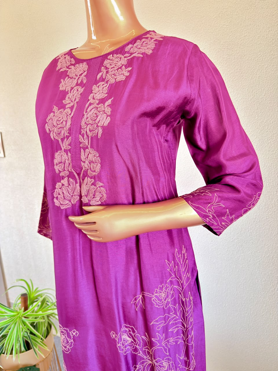 Thread Embroidered Premium Dola Silk Suit Set with Scalloped Organza Dupatta