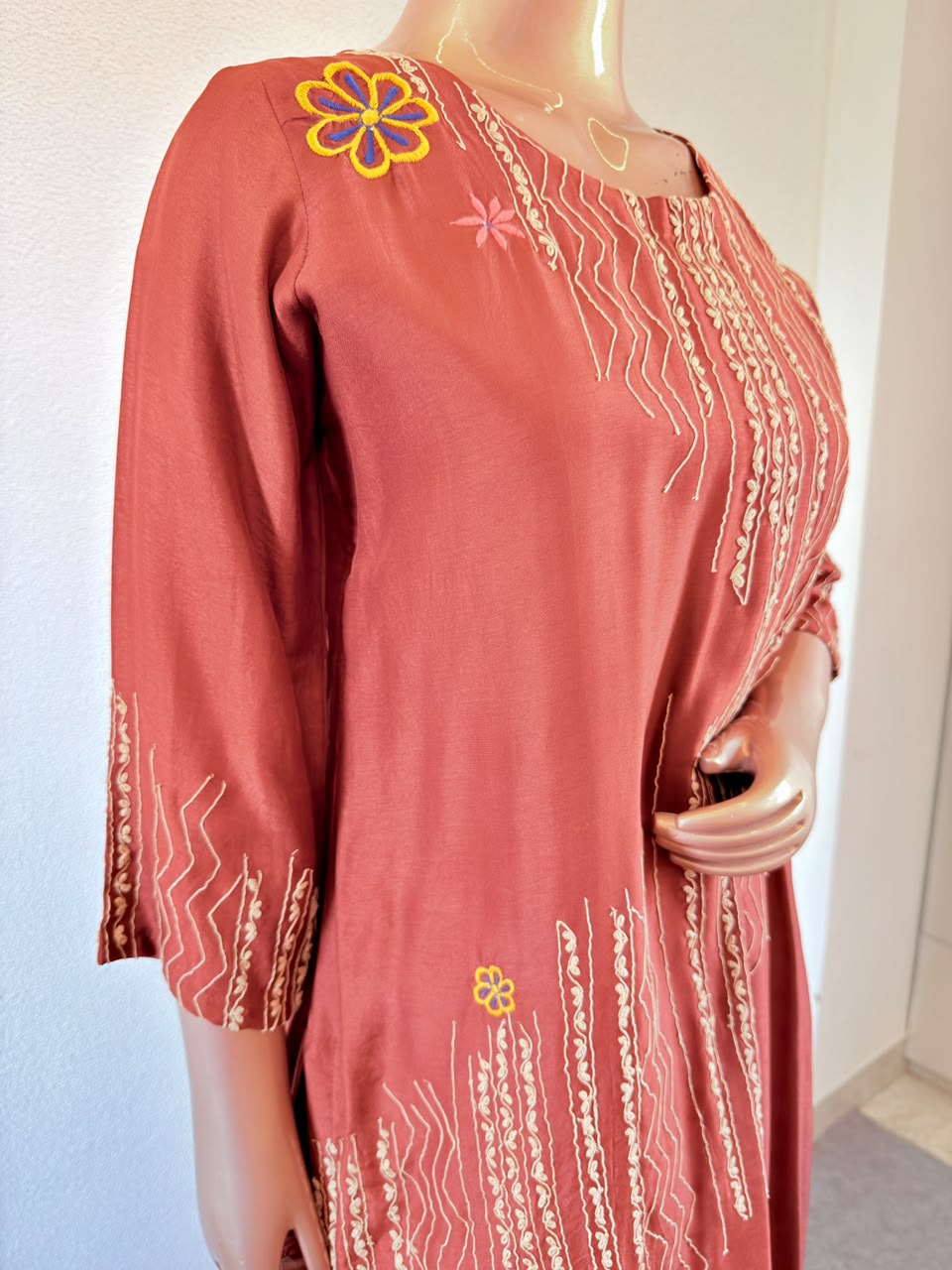 Linear Thread-Embroidered Premium Silk Suit Set with Floral Scallop Organza Dupatta