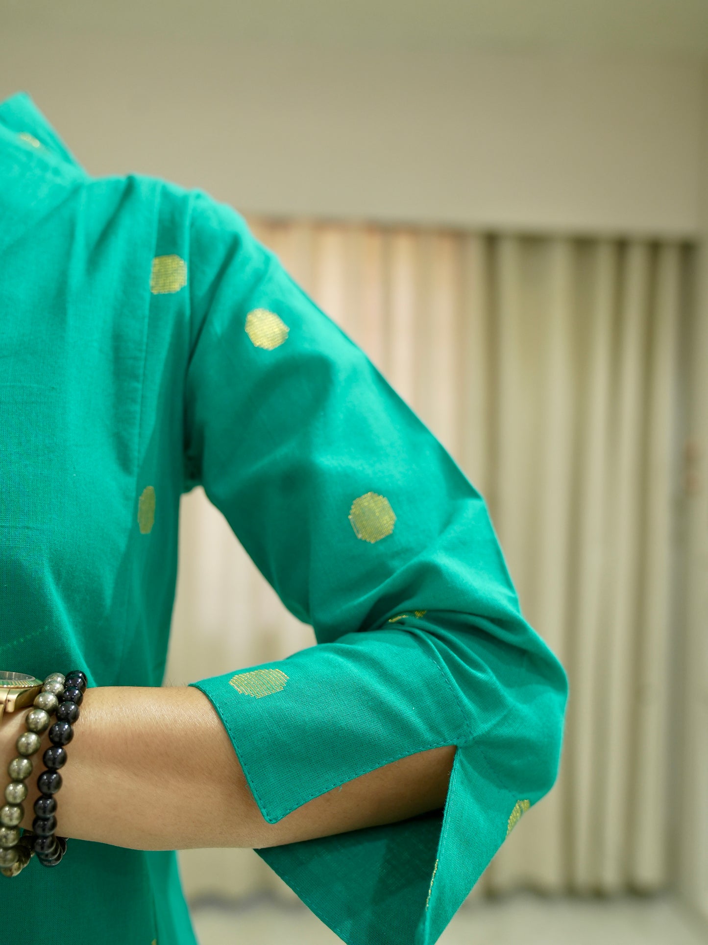Handloom Cotton V-neck line Kurta set with Zari Weaving
