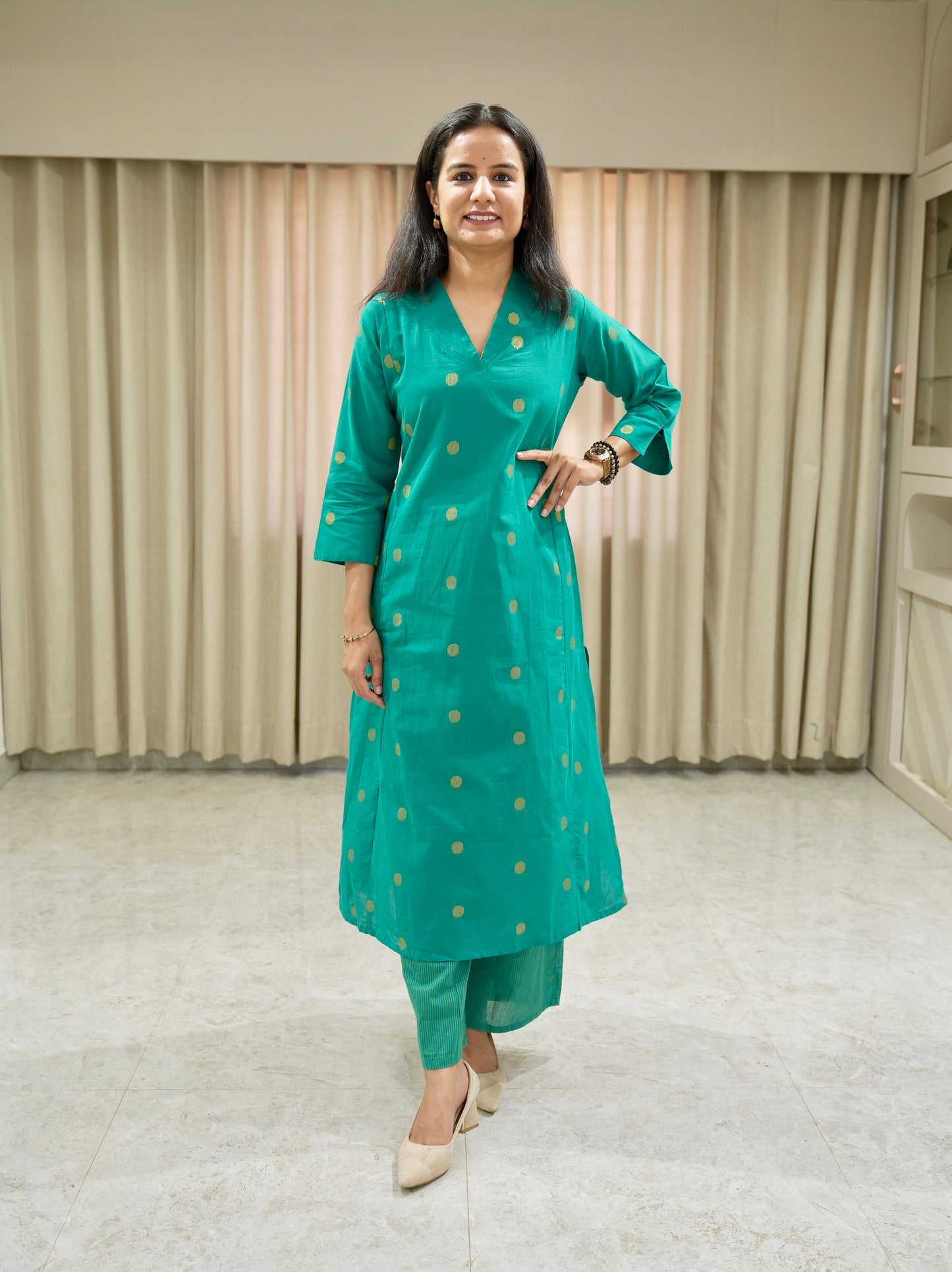 Handloom Cotton V-neck line Kurta set with Zari Weaving