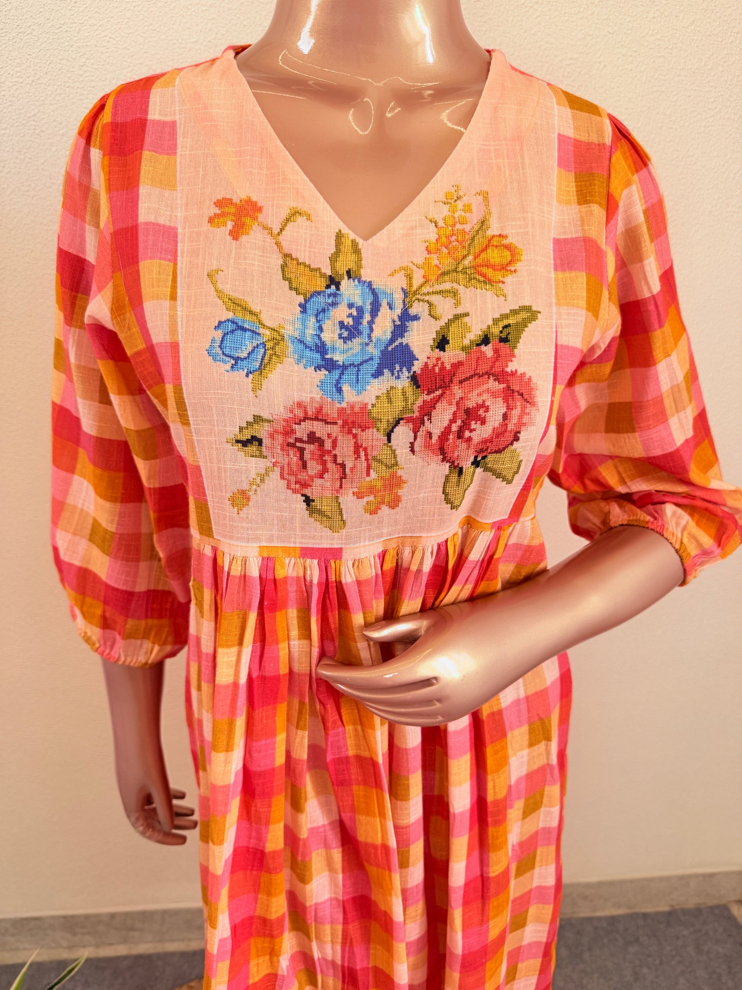 Bright Checkered V-Neck Flared Tunic with Colorful Rose Motif