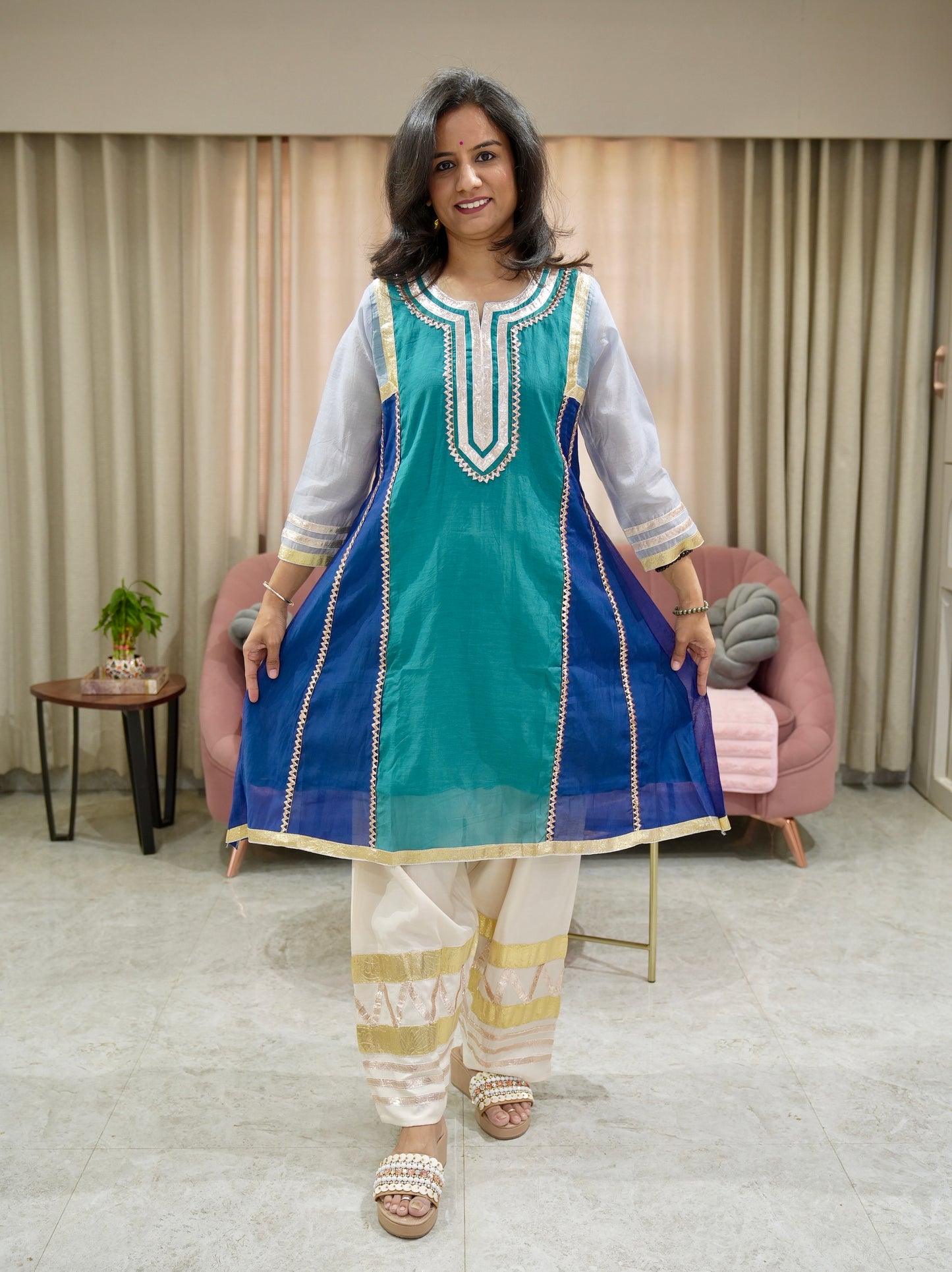 Kareena Kapoor Mul Chanderi Kurta with Farsi Salwar