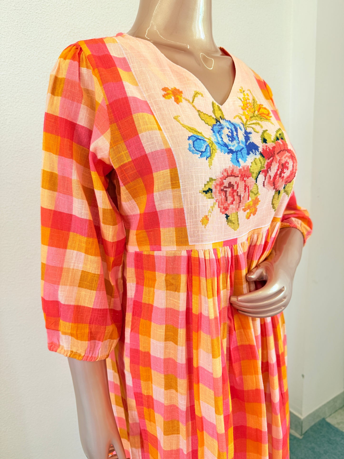 Bright Checkered V-Neck Flared Tunic with Colorful Rose Motif