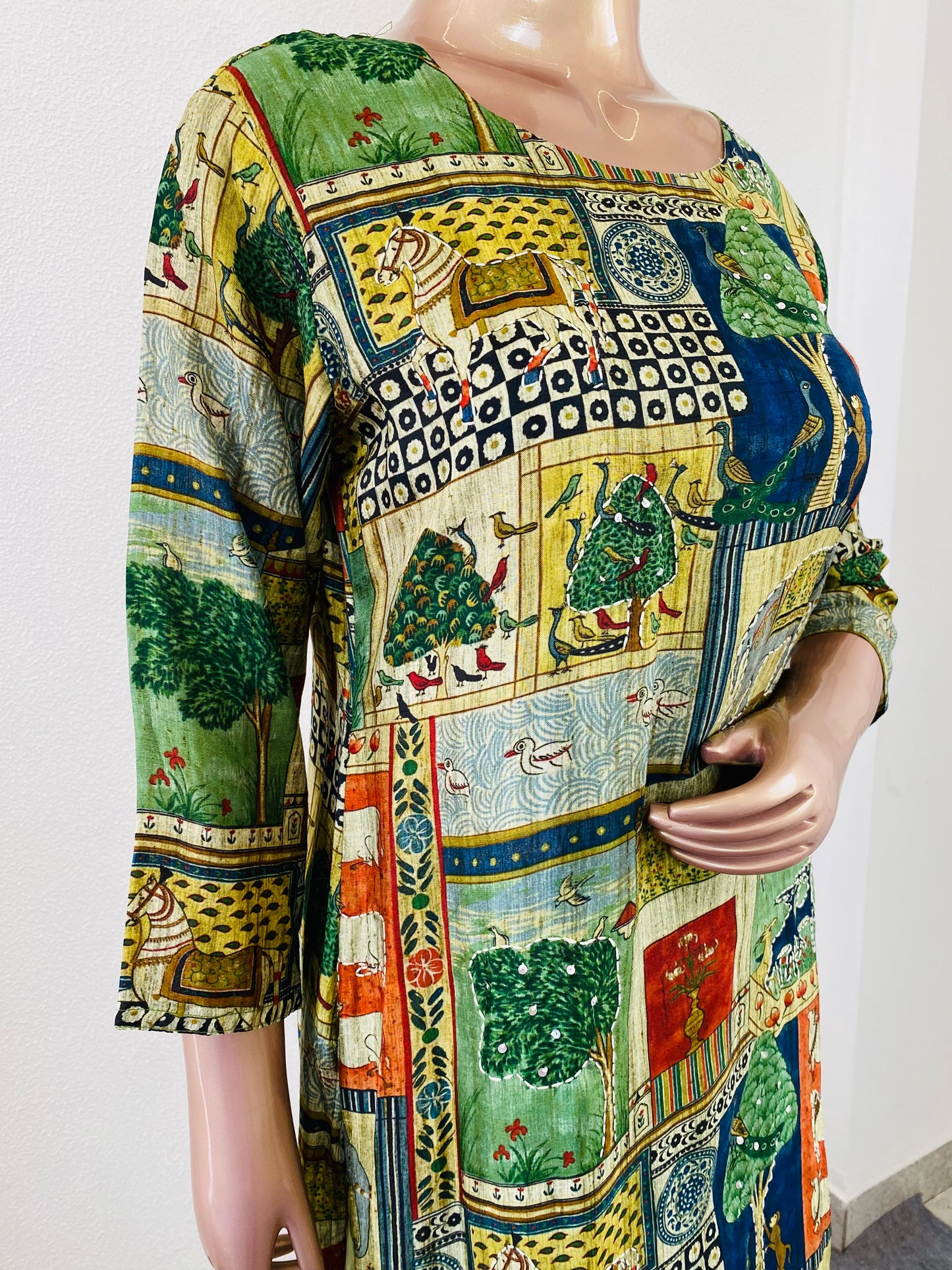 Printed Dola Silk Suit Set with Kantha Embroidery highlights