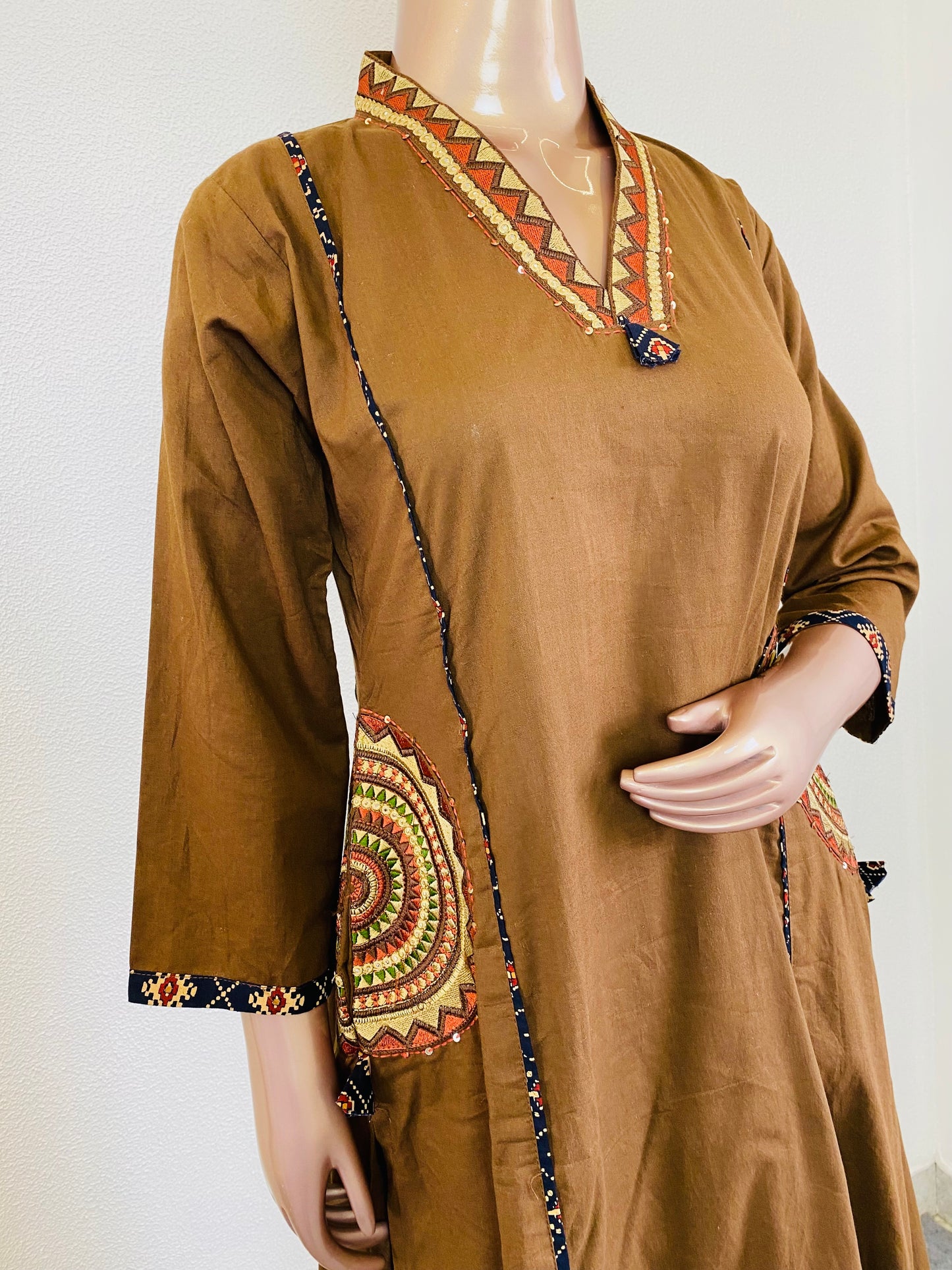 Gamthi Style Suit Set with Pocket Detailing