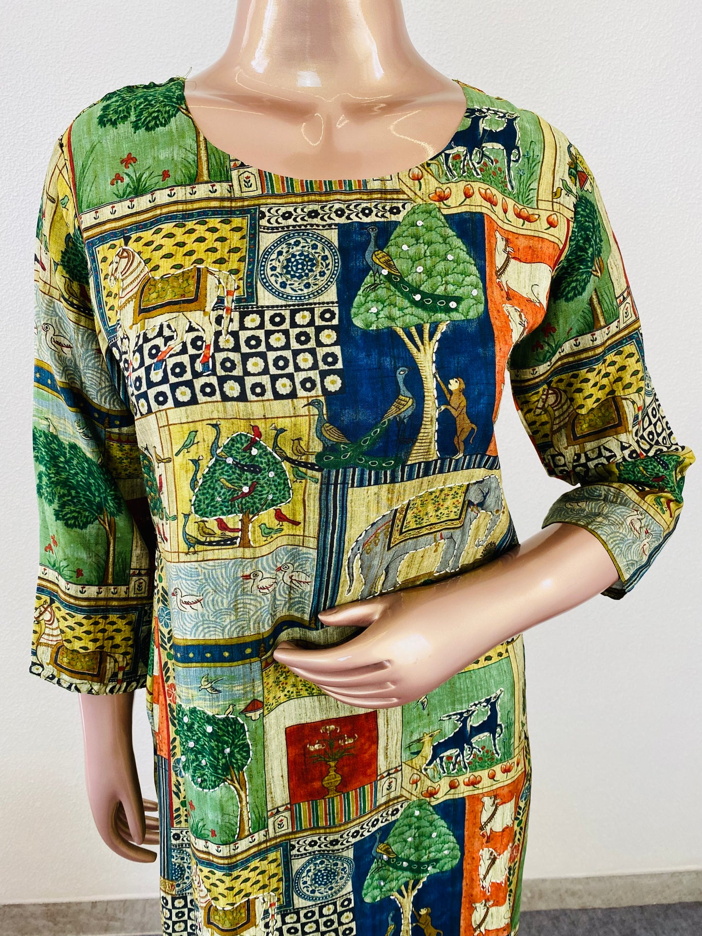 Printed Dola Silk Suit Set with Kantha Embroidery highlights