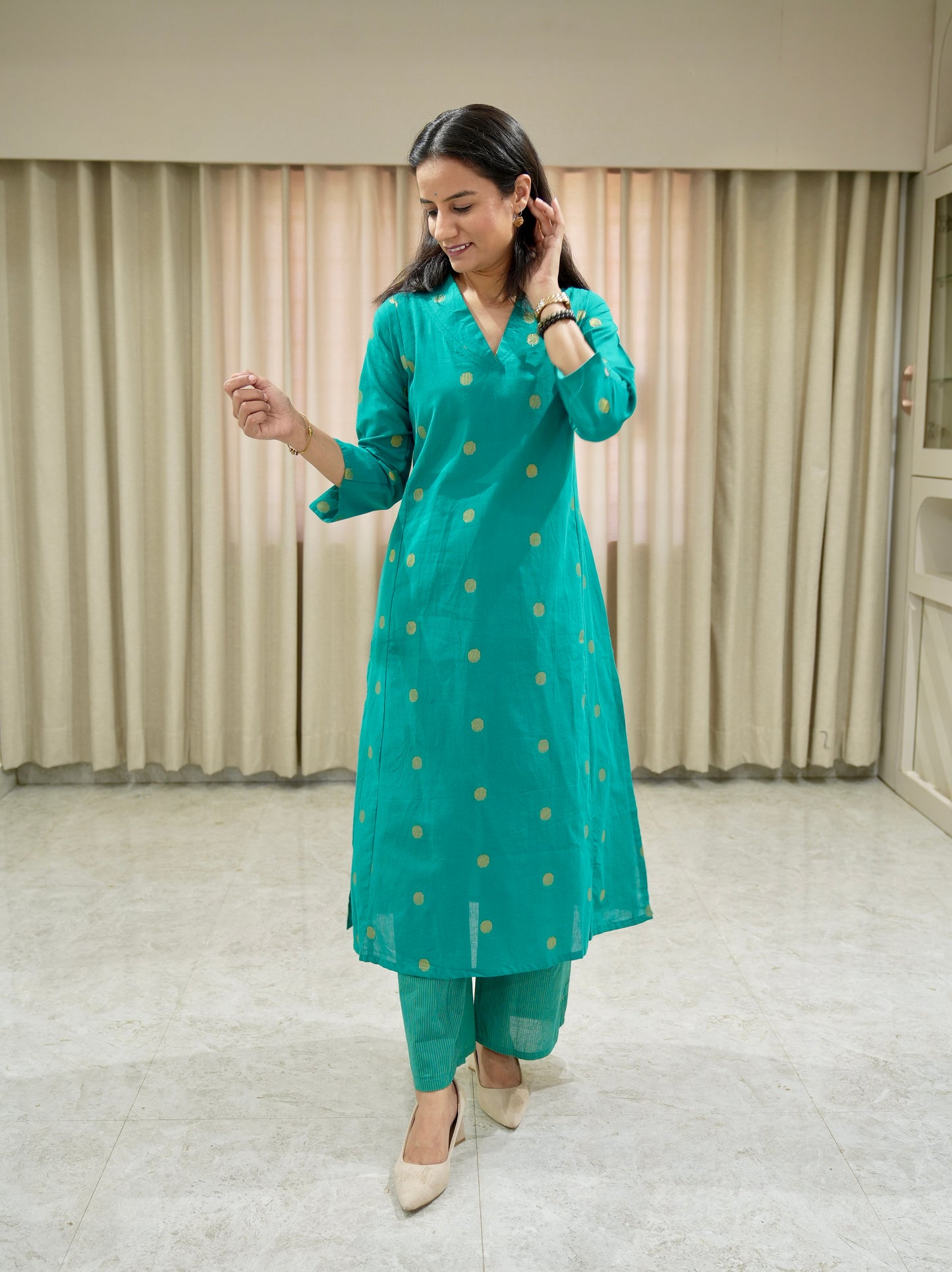 Handloom Cotton V-neck line Kurta set with Zari Weaving