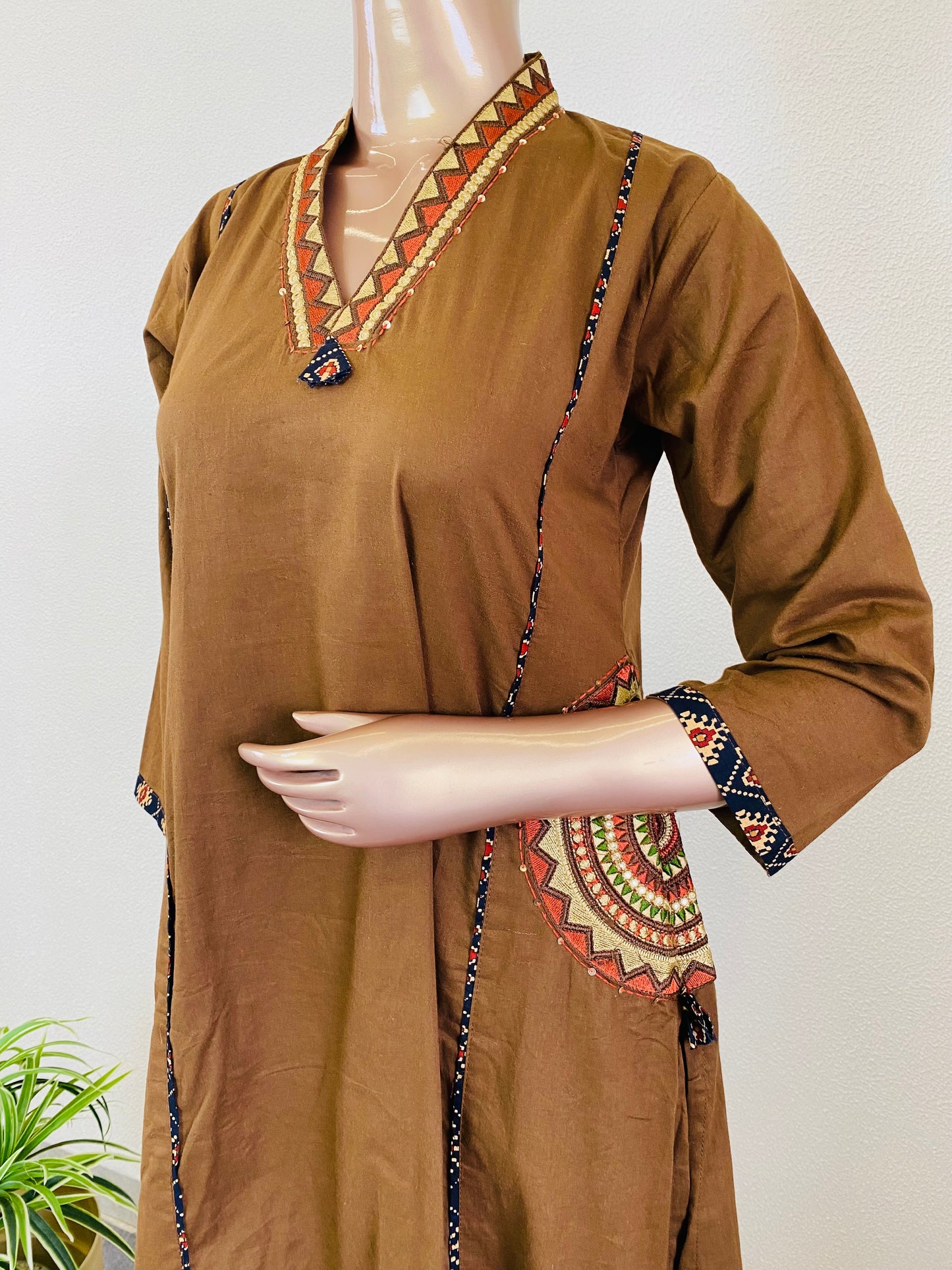 Gamthi Style Suit Set with Pocket Detailing