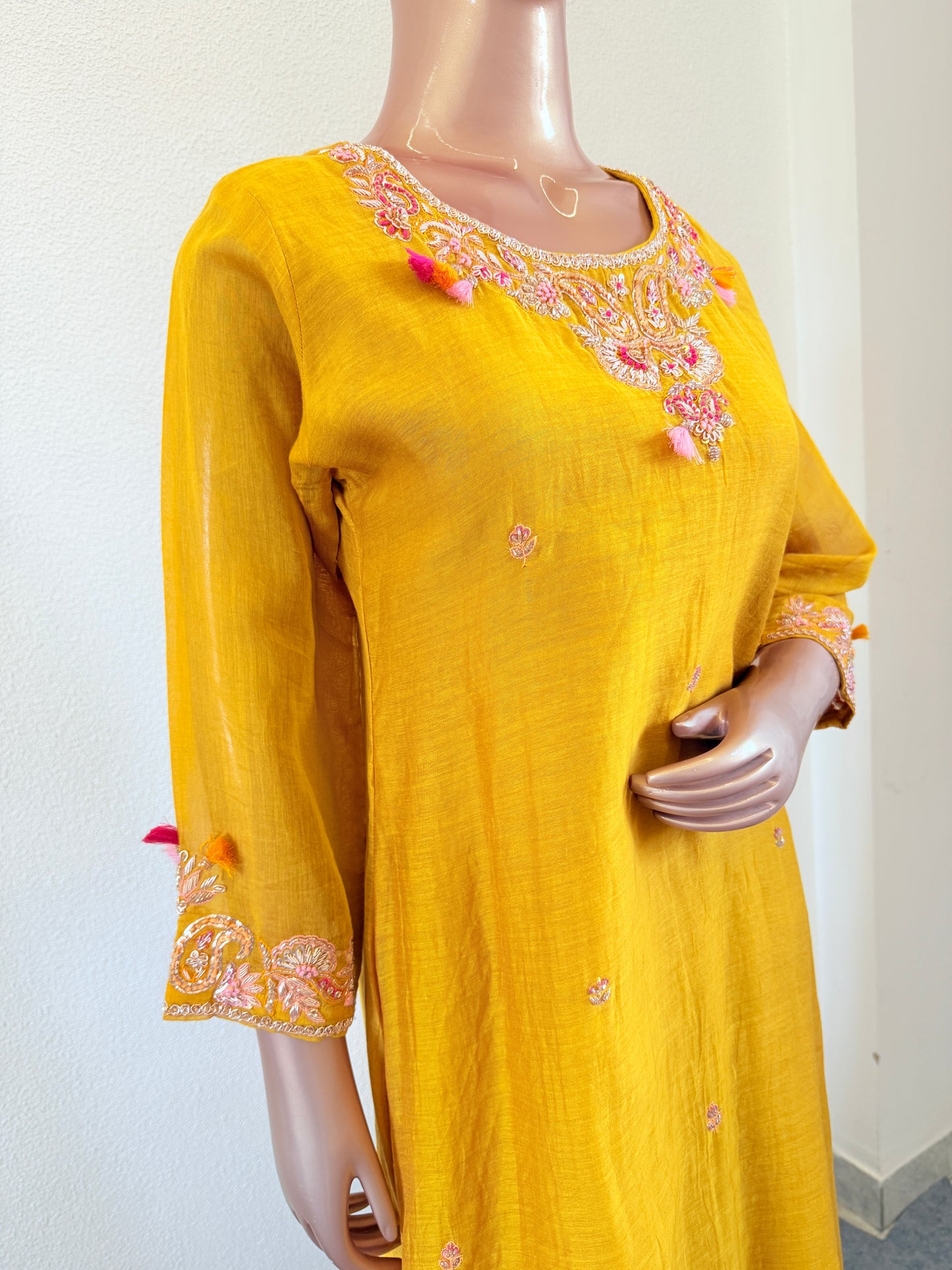Mul chanderi Hand work Suit Set with Pure Bandhani Dupatta