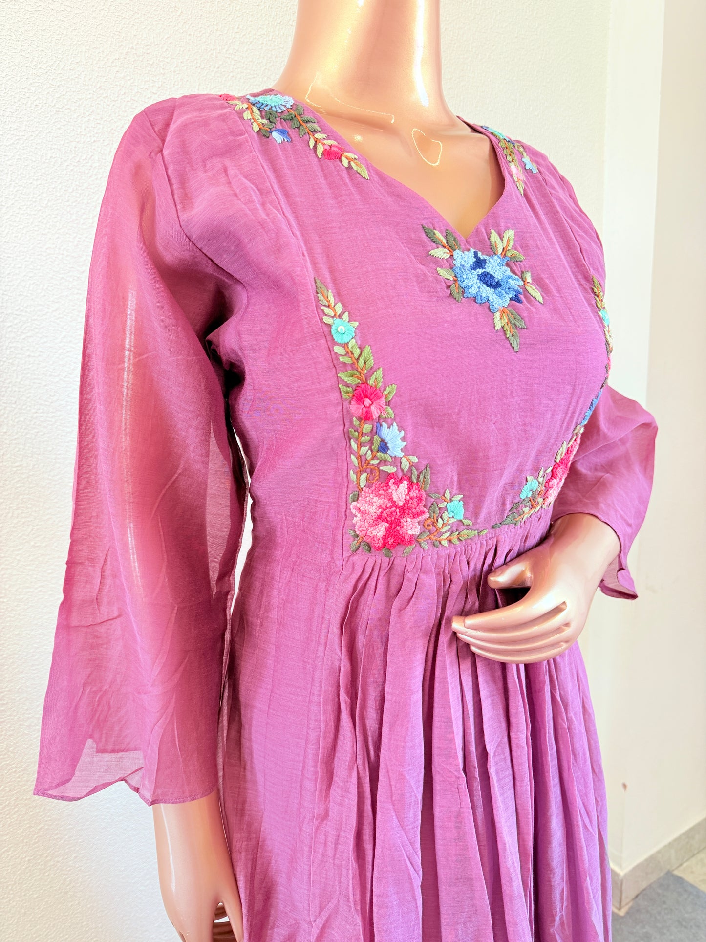 Mul chanderi suit set with Thread work