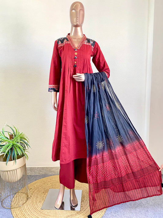 V-Neck Gamthi Work Suit Set with Mul Cotton Dupatta