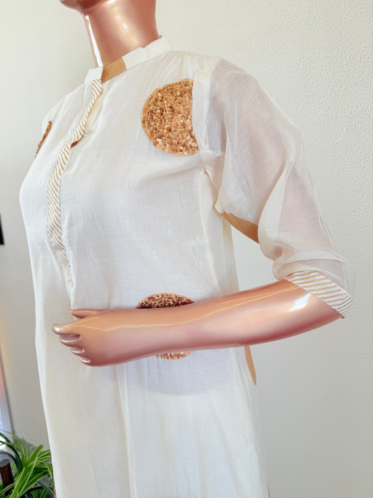Mul chanderi Suit Set with Sequin Polka Detailing