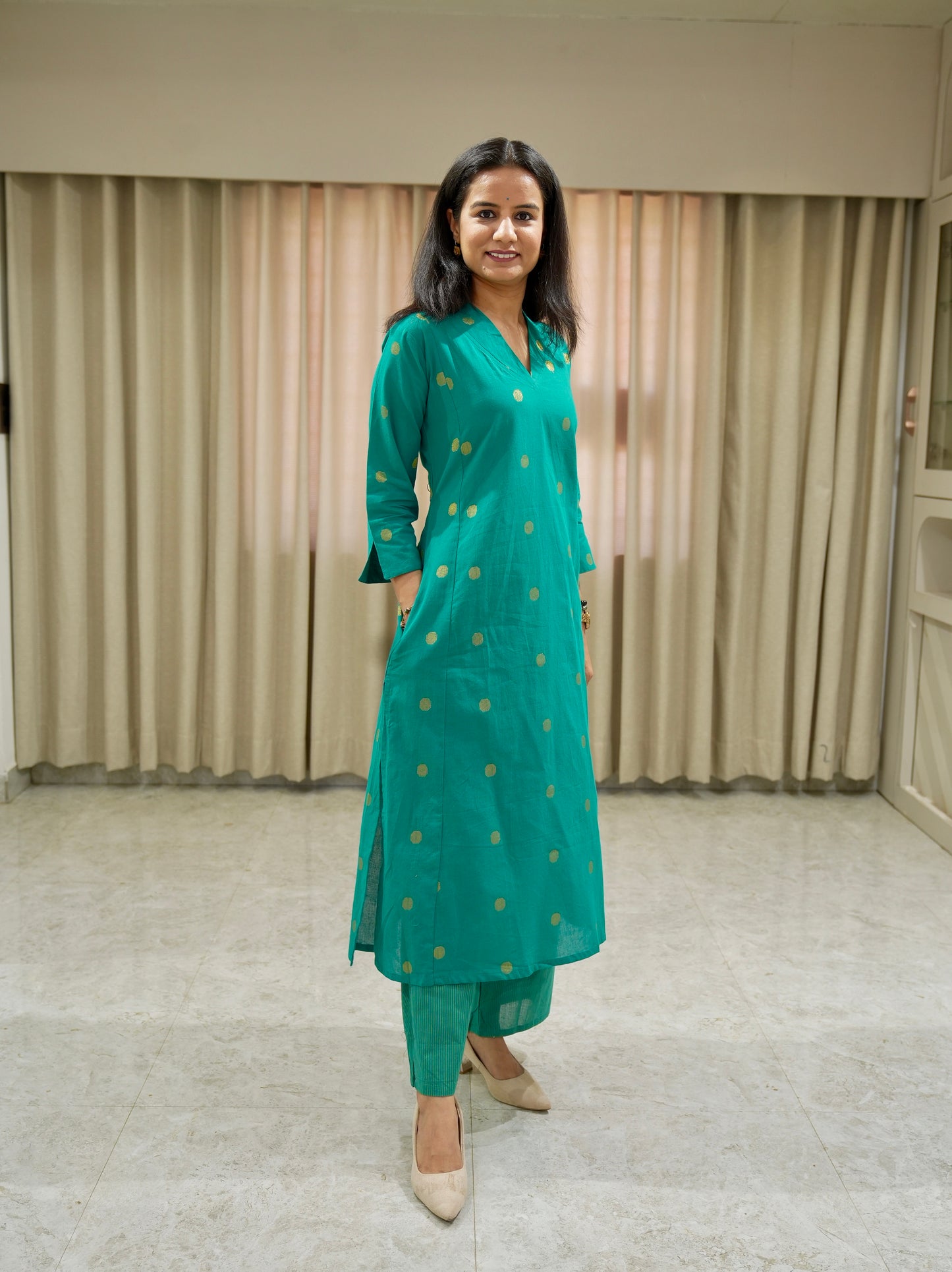 Handloom Cotton V-neck line Kurta set with Zari Weaving