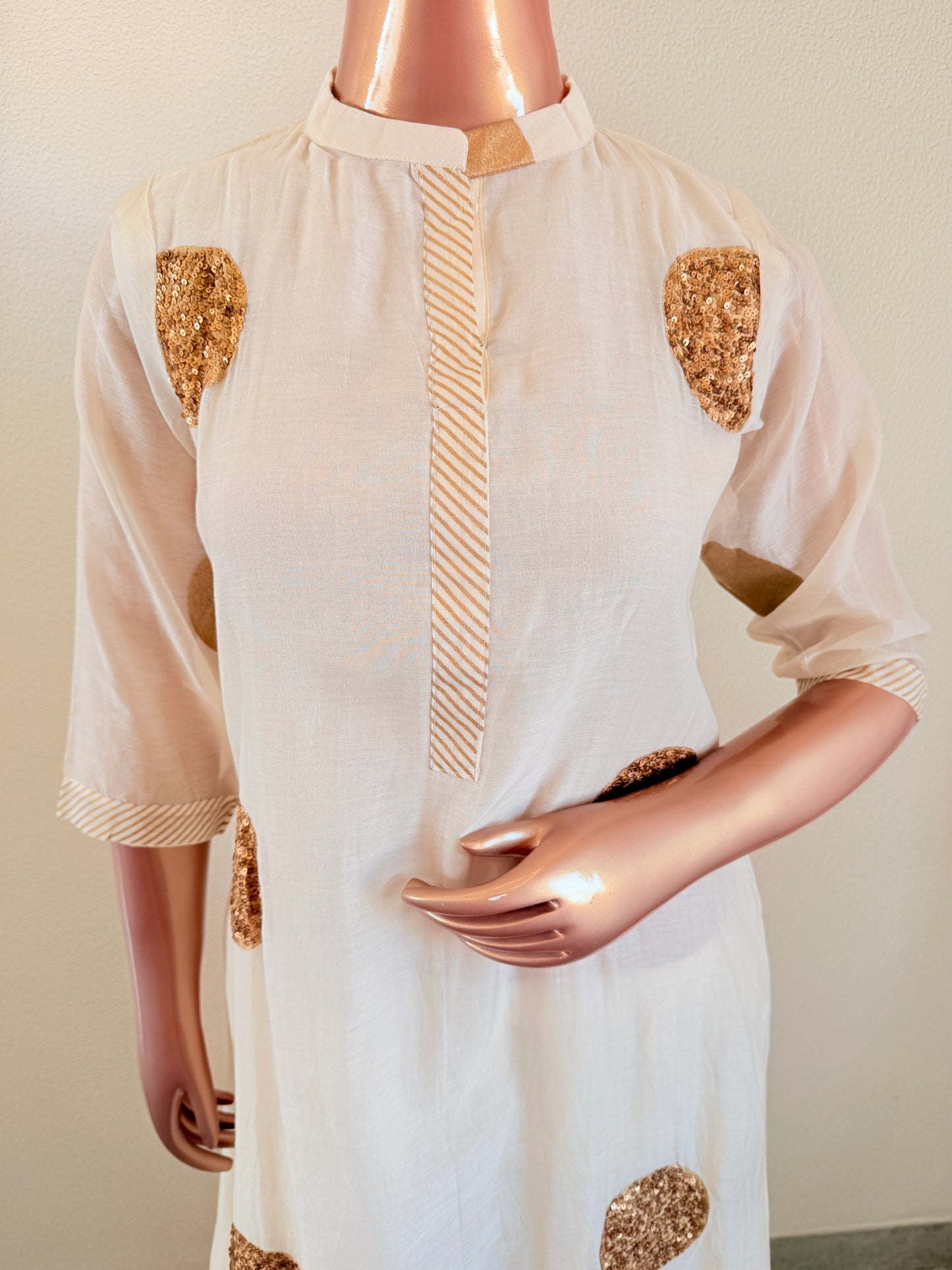 Mul chanderi Suit Set with Sequin Polka Detailing
