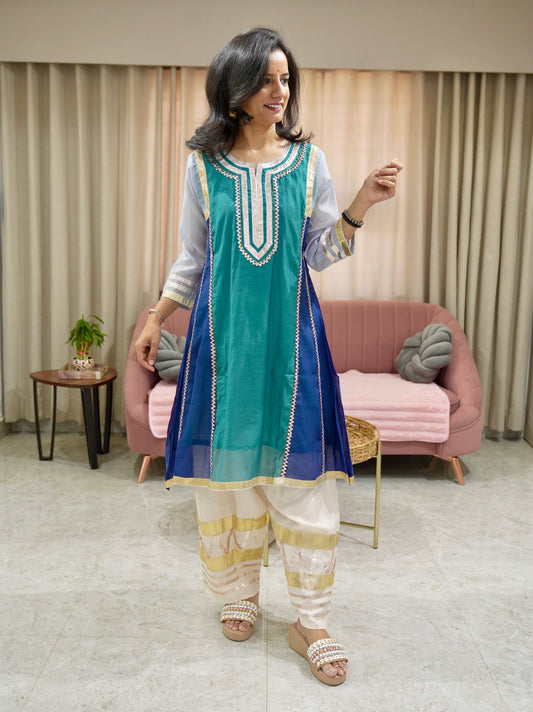 Kareena Kapoor Mul Chanderi Kurta with Farsi Salwar