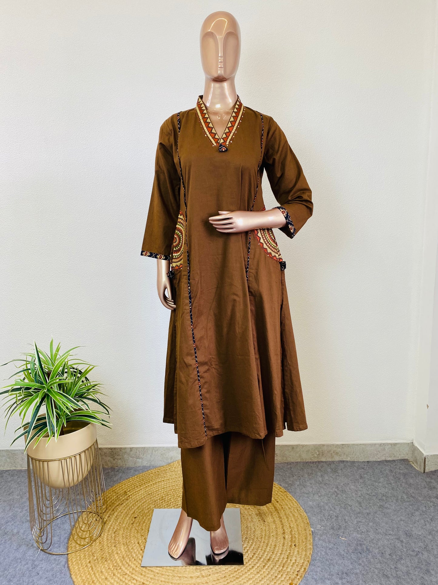 Gamthi Style Suit Set with Pocket Detailing