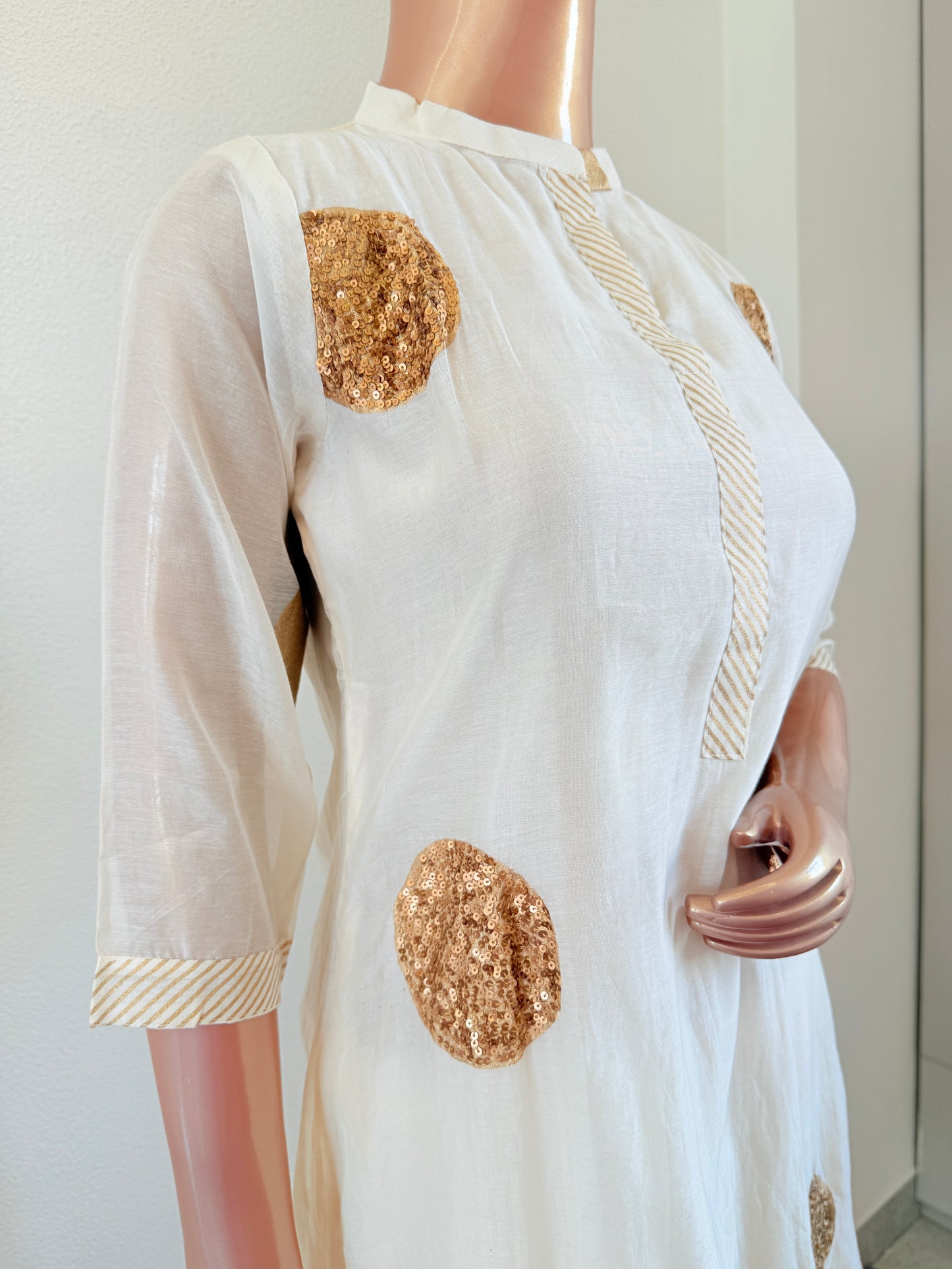 Mul chanderi Suit Set with Sequin Polka Detailing