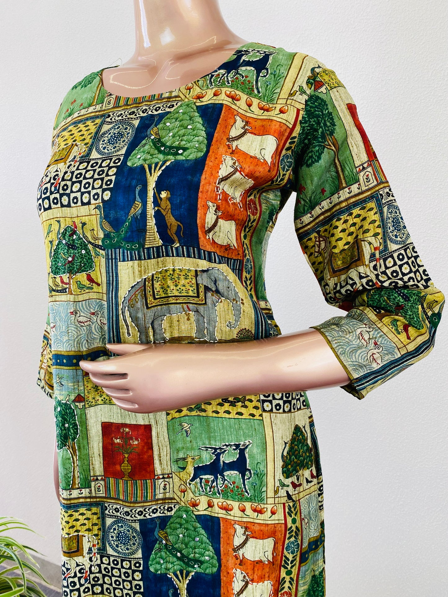 Printed Dola Silk Suit Set with Kantha Embroidery highlights