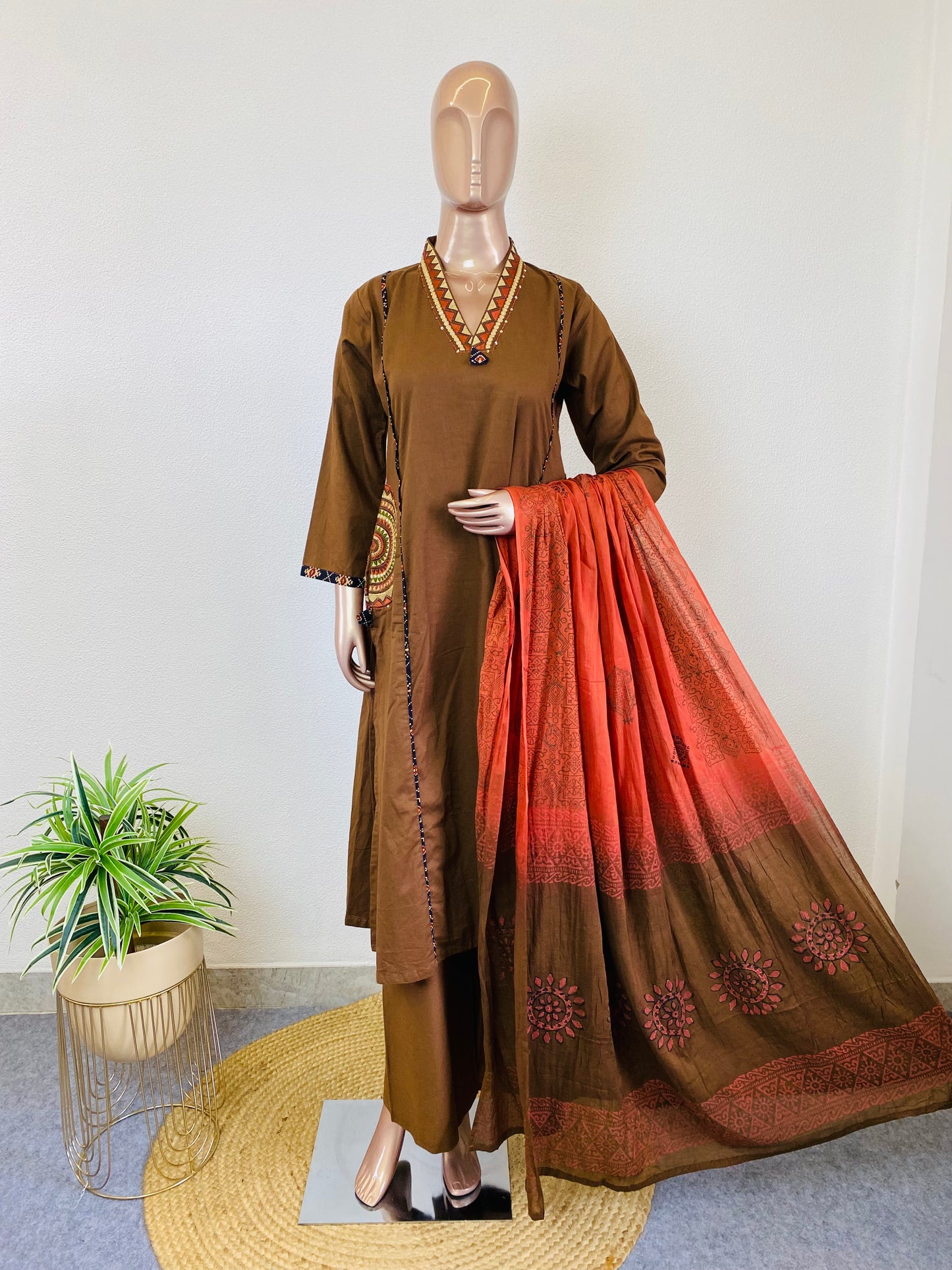 Gamthi Style Suit Set with Pocket Detailing