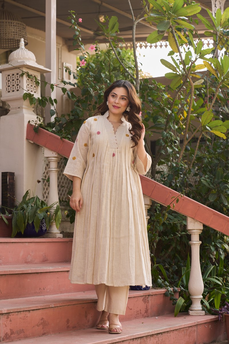 Jute Kurta Pant Set with Floral Embroidary