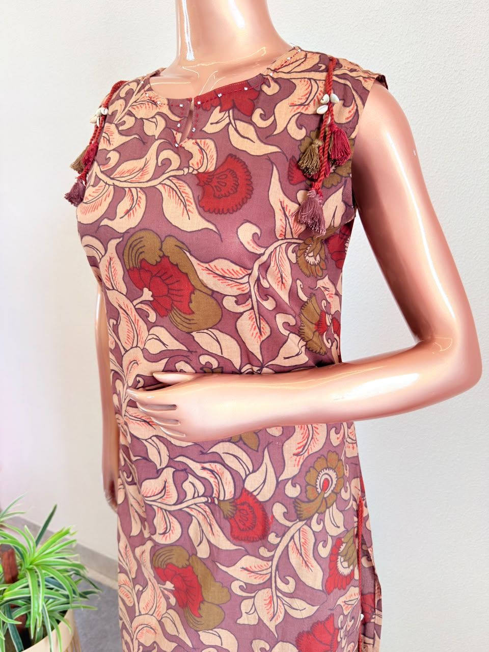Kalamkari Print Sleeveless Kurta Set with Cowrie Tassels & Dupatta (Extra Sleeves Given)